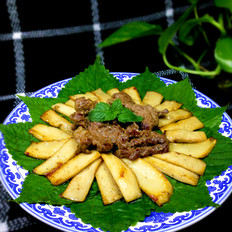 民贺店车提供热菜煎鲍菇牛肉 的做法,其包含：主料,辅料,食材,做法等,让您在免费的小吃培训中学习到煎鲍菇牛肉 的烹饪技巧